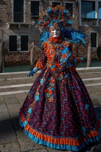 Die Kostümierten des venezianischen Karnevals vor der Madonna della Salute.