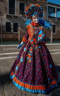 Die Kostümierten des venezianischen Karnevals vor der Madonna della Salute.