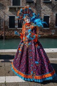 Die Kostümierten des venezianischen Karnevals vor der Madonna della Salute.