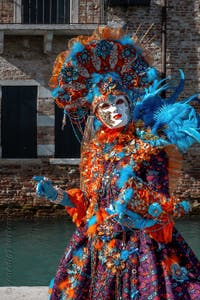 Die Kostümierten des venezianischen Karnevals vor der Madonna della Salute.