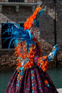 Die Kostümierten des venezianischen Karnevals vor der Madonna della Salute.