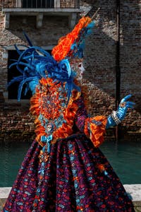 Die Kostümierten des venezianischen Karnevals vor der Madonna della Salute.