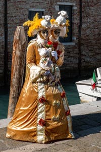 Die Kostümierten des venezianischen Karnevals vor der Madonna della Salute.