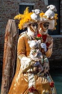 Die Kostümierten des venezianischen Karnevals vor der Madonna della Salute.