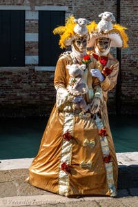 Die Kostümierten des venezianischen Karnevals vor der Madonna della Salute.