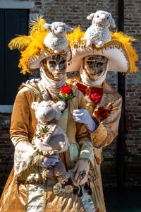 Die Kostümierten des venezianischen Karnevals vor der Madonna della Salute.