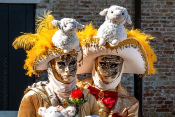 Die Kostümierten des Karnevals in Venedig vor der Kirche Madonna della Salute.