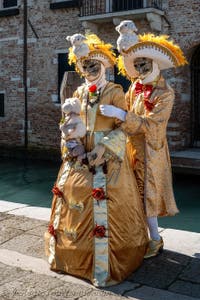 Die Kostümierten des venezianischen Karnevals vor der Madonna della Salute.