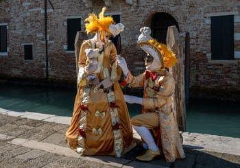 Die Kostümierten des venezianischen Karnevals vor der Madonna della Salute.