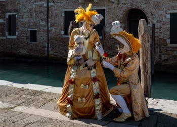 Die Kostümierten des venezianischen Karnevals vor der Madonna della Salute.