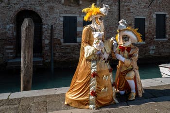 Die Kostümierten des venezianischen Karnevals vor der Madonna della Salute.