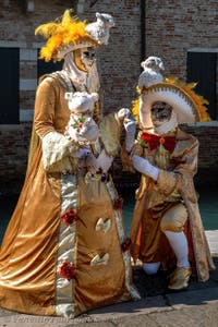 Die Kostümierten des venezianischen Karnevals vor der Madonna della Salute.