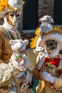 Die Kostümierten des venezianischen Karnevals vor der Madonna della Salute.