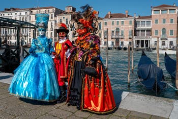 Die Kostümierten des venezianischen Karnevals vor der Madonna della Salute.