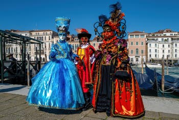 Die Kostümierten des venezianischen Karnevals vor der Madonna della Salute.