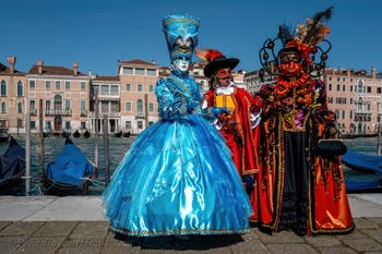 Die Kostümierten des venezianischen Karnevals vor der Madonna della Salute.