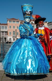 Die Kostümierten des venezianischen Karnevals vor der Madonna della Salute.