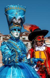 Die Kostümierten des venezianischen Karnevals vor der Madonna della Salute.