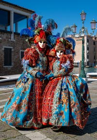 Die Kostümierten des venezianischen Karnevals vor der Madonna della Salute.