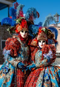 Die Kostümierten des venezianischen Karnevals vor der Madonna della Salute.