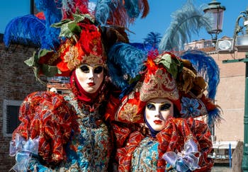 Die Kostümierten des Karnevals in Venedig vor der Kirche Madonna della Salute.