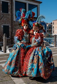 Die Kostümierten des venezianischen Karnevals vor der Madonna della Salute.