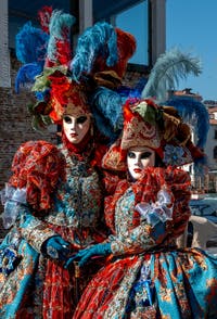 Die Kostümierten des venezianischen Karnevals vor der Madonna della Salute.