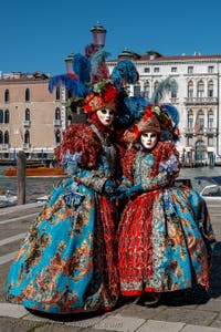 Die Kostümierten des venezianischen Karnevals vor der Madonna della Salute.