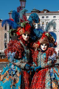 Die Kostümierten des venezianischen Karnevals vor der Madonna della Salute.