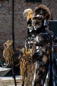 Die Kostümierten des venezianischen Karnevals vor der Madonna della Salute.