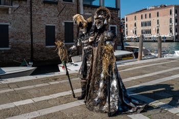 Die Kostümierten des venezianischen Karnevals vor der Madonna della Salute.