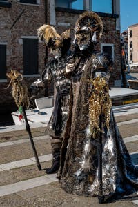 Die Kostümierten des venezianischen Karnevals vor der Madonna della Salute.