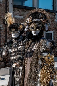 Die Kostümierten des venezianischen Karnevals vor der Madonna della Salute.