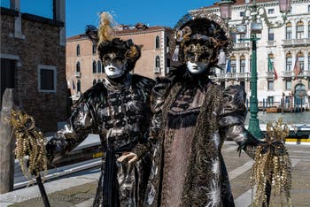 Die Kostümierten des venezianischen Karnevals vor der Madonna della Salute.