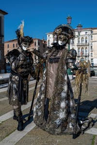 Die Kostümierten des venezianischen Karnevals vor der Madonna della Salute.