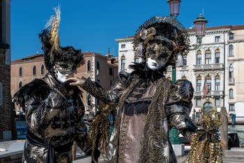 Die Kostümierten des venezianischen Karnevals vor der Madonna della Salute.