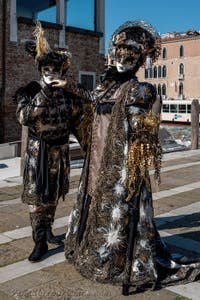 Die Kostümierten des venezianischen Karnevals vor der Madonna della Salute.