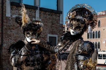 Die Kostümierten des venezianischen Karnevals vor der Madonna della Salute.