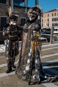 Die Kostümierten des venezianischen Karnevals vor der Madonna della Salute.