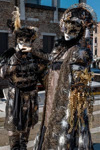 Die Kostümierten des venezianischen Karnevals vor der Madonna della Salute.