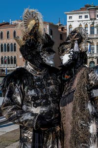 Die Kostümierten des venezianischen Karnevals vor der Madonna della Salute.