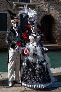 Die Kostümierten des venezianischen Karnevals vor der Madonna della Salute.