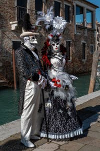 Die Kostümierten des venezianischen Karnevals vor der Madonna della Salute.