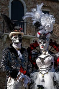 Die Kostümierten des venezianischen Karnevals vor der Madonna della Salute.