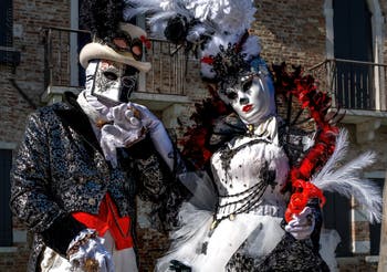 Die Kostümierten des Karnevals in Venedig vor der Kirche Madonna della Salute.