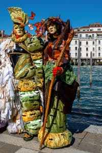 Die Kostümierten des venezianischen Karnevals vor der Madonna della Salute.