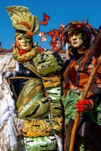 Die Kostümierten des venezianischen Karnevals vor der Madonna della Salute.