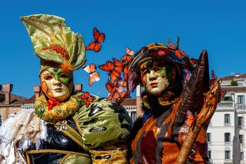 Die Kostümierten des venezianischen Karnevals vor der Madonna della Salute.