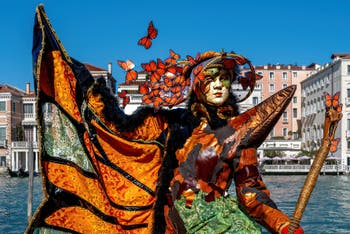 Die Kostümierten des venezianischen Karnevals vor der Madonna della Salute.