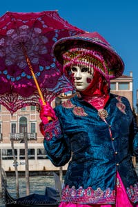 Die Kostümierten des venezianischen Karnevals vor der Madonna della Salute.